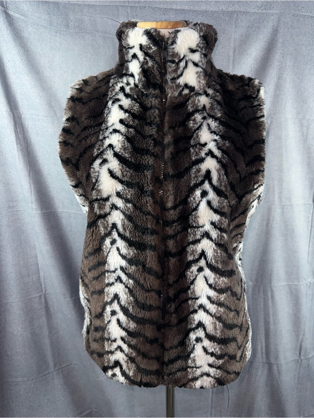 2404-Sleeveless Faux Fur Zip Vest in Brown & Cream